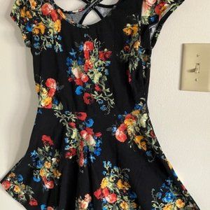 Pretty flowered dress by Ambiance Apparel size L